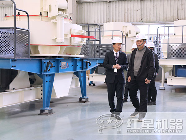 用户参观制砂机生产车间 用户参观制砂机生产车间