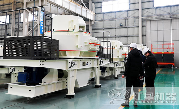 用户参观制砂机生产车间 用户参观制砂机生产车间