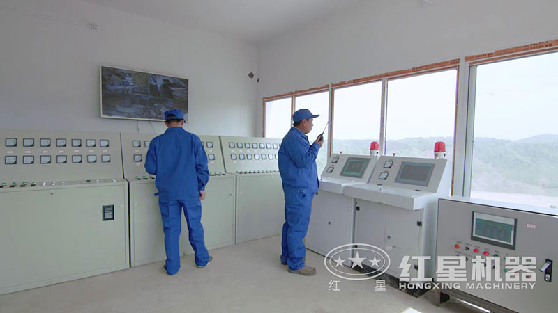 红星技术工程师在现场调试设备 红星技术工程师在现场调试设备