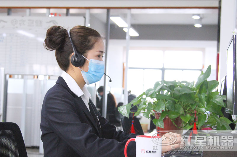 24小时客服全身心工作，用专注点亮了责任