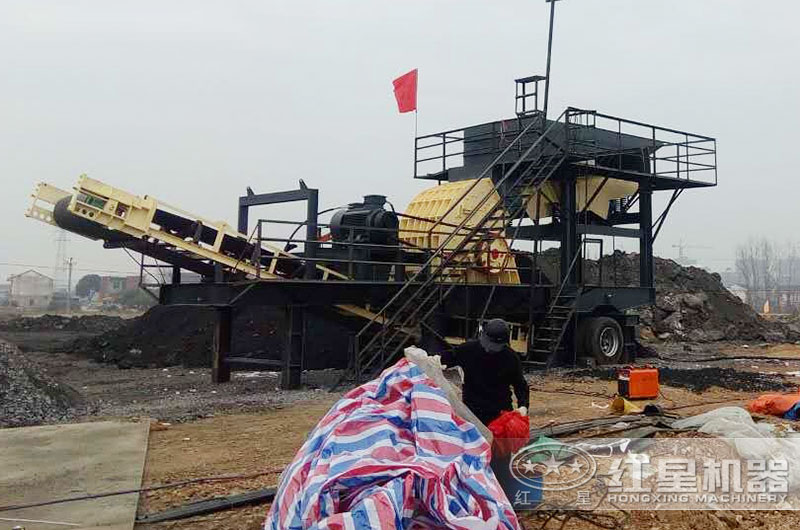 移动重锤式粉煤机生产现场
