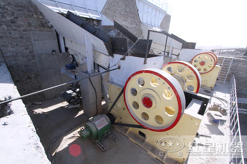 颚式破碎机工作现场 颚式破碎机工作现场