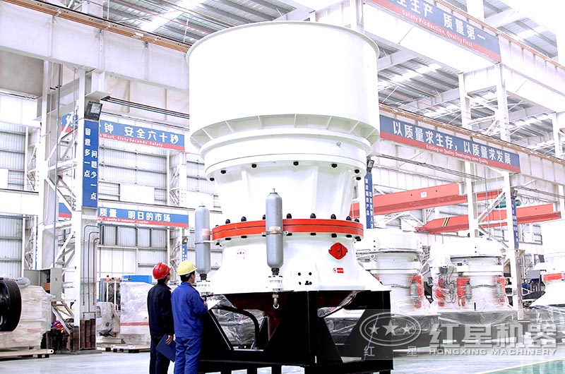 技术工程师正在检查单缸圆锥破碎机 技术工程师正在检查单缸圆锥破碎机