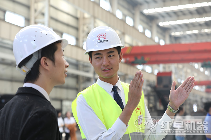 客户经理在为来厂参观用户讲解移动打砂机的功能特点 客户经理在为来厂参观用户讲解移动打砂机的功能特点