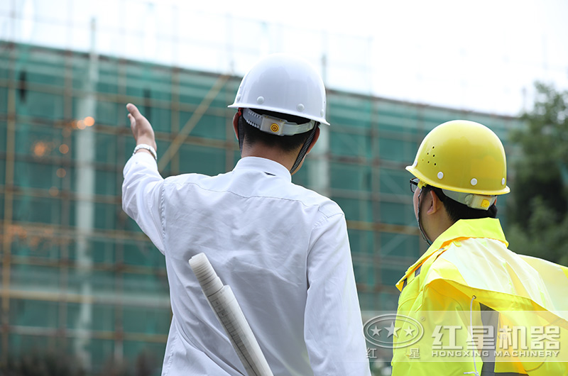 红星技术工程师在与客户实地考察施工现场讨论方案 红星技术工程师在与客户实地考察施工现场讨论方案