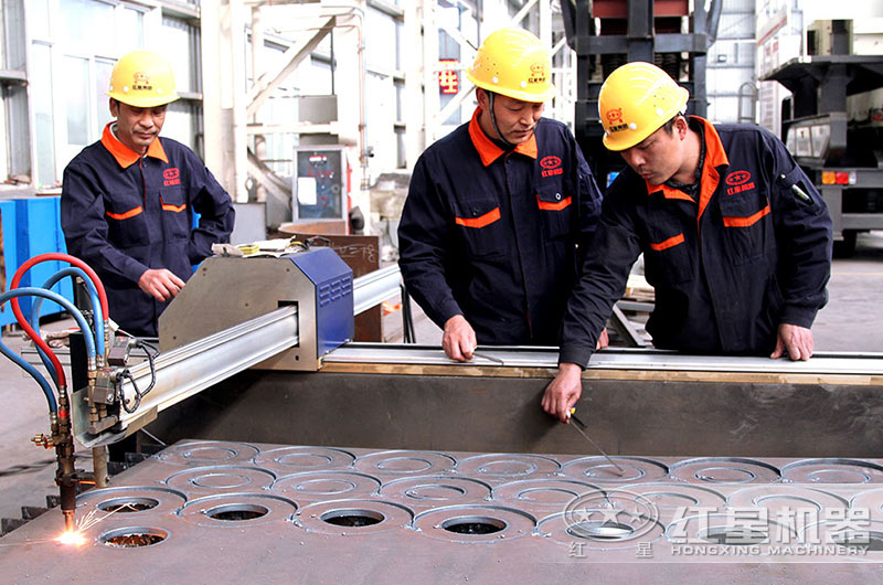 车间师傅在认真交流工艺流程中 车间师傅在认真交流工艺流程中