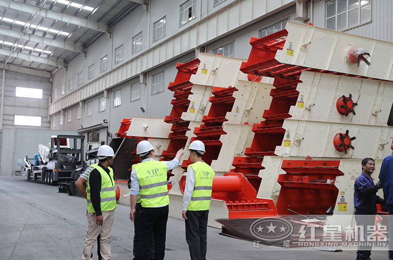 印度用户来红星厂区考察圆振动筛 印度用户来红星厂区考察圆振动筛