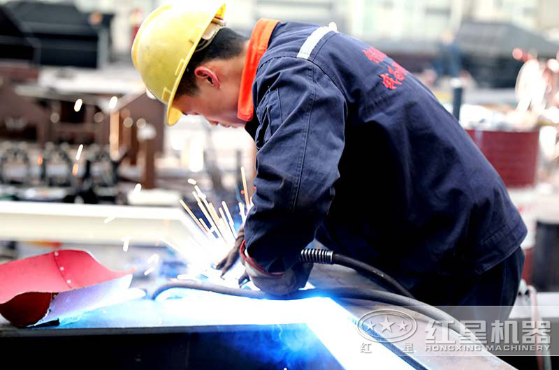 车间师傅在认真进行焊工作业中 车间师傅在认真进行焊工作业中