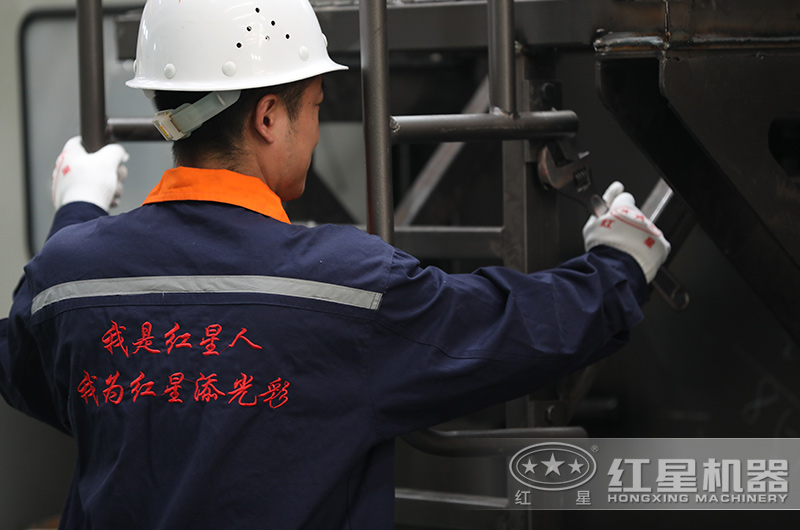 技术车间师傅在维护设备中 技术车间师傅在维护设备中