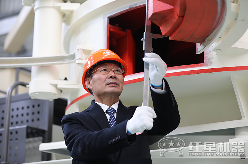 资深技术老师傅在测量制砂机的尺寸中 资深技术老师傅在测量制砂机的尺寸中