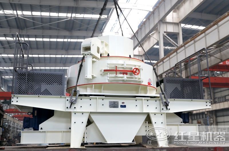 VSI制沙机吊起准备装车发货中 VSI制沙机吊起准备装车发货中