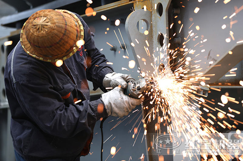 车间师傅在认真进行焊接工作中 车间师傅在认真进行焊接工作中
