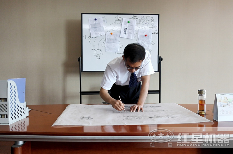 技术工程师在为客户设计生产线方案中 技术工程师在为客户设计生产线方案中