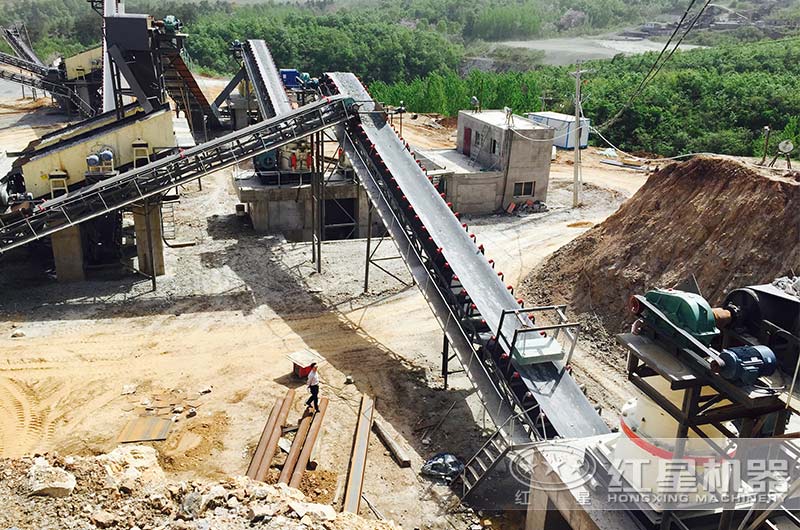 石料破碎室外生产中 石料破碎室外生产中