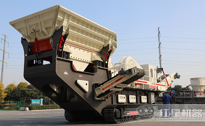 客户经理带用户来厂参观履带移动破碎站 客户经理带用户来厂参观履带移动破碎站