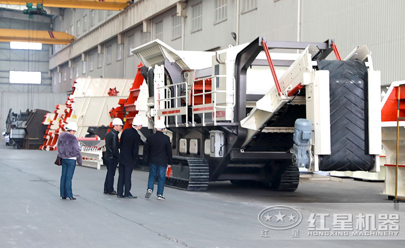 用户来红星参观履带移动制砂设备 用户来红星参观履带移动制砂设备
