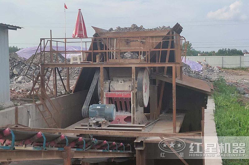 废旧耐火砖破碎现场 废旧耐火砖破碎现场