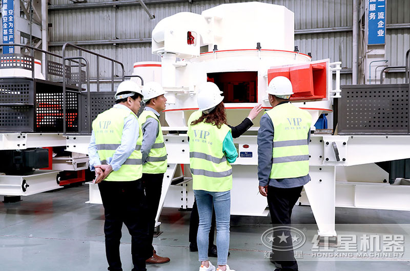 用户到厂参观，近距离考察制沙机设备