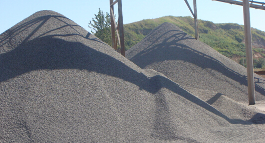 时产50吨对辊式制砂机工作视频放送，多角度了解设备生产