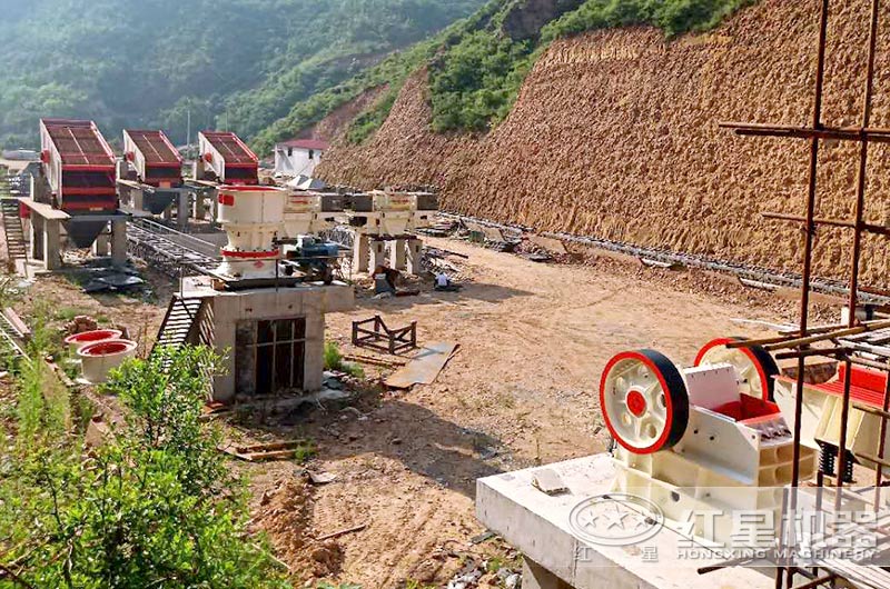 沙厂生产线安装安装中，石料粉碎设备有鄂破、圆锥破和制砂机