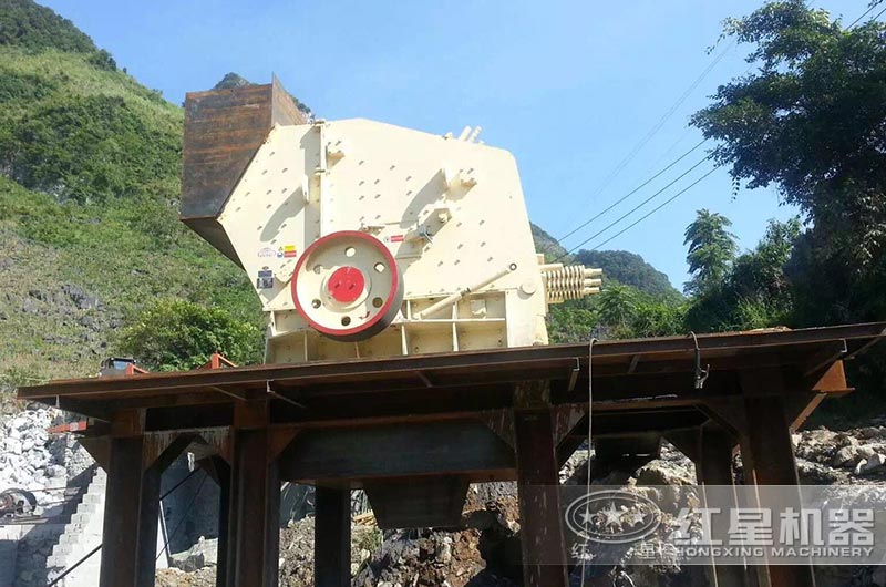 反击式破碎机生产现场 反击式破碎机生产现场