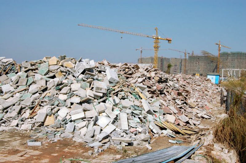 拆迁房子的废料不要乱扔！试试用移动破碎机资源再利用