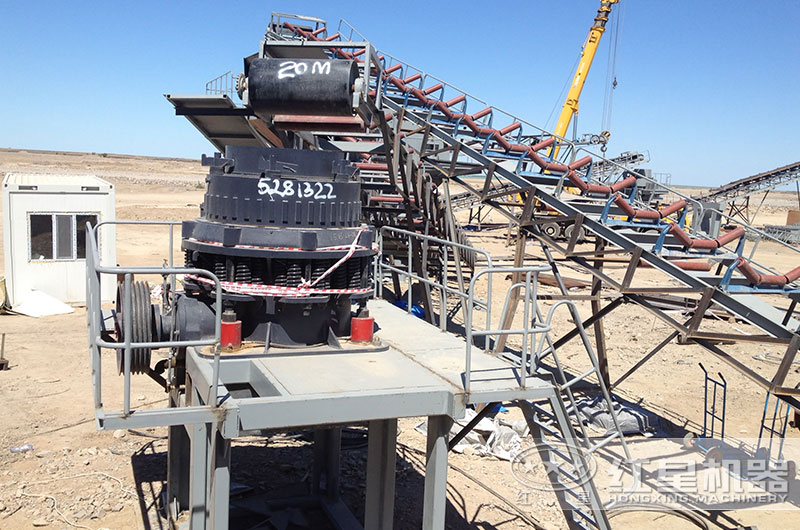 花岗岩破碎生产线一角，圆锥破碎机