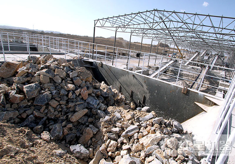 大块石头破碎现场 大块石头破碎现场