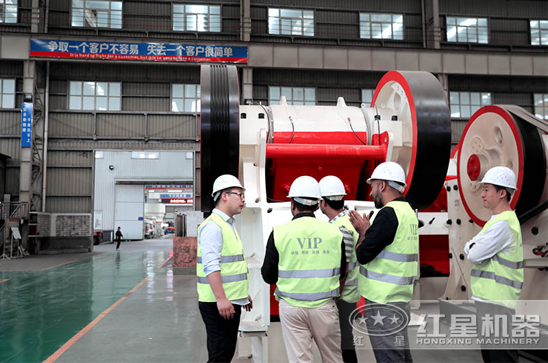 客户到厂参观新型鄂破 客户到厂参观新型鄂破