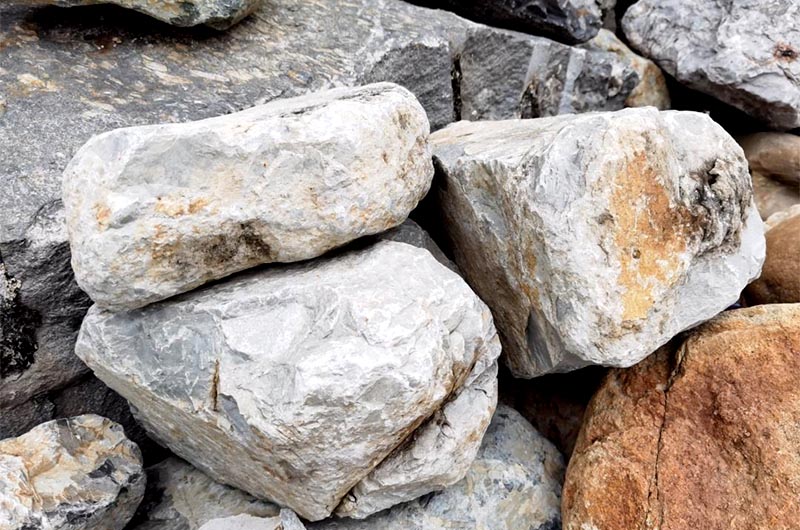 青石硬度较小、制砂难度小