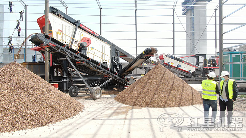 石块破碎设备配置的移动生产线现场 石块破碎设备配置的移动生产线现场