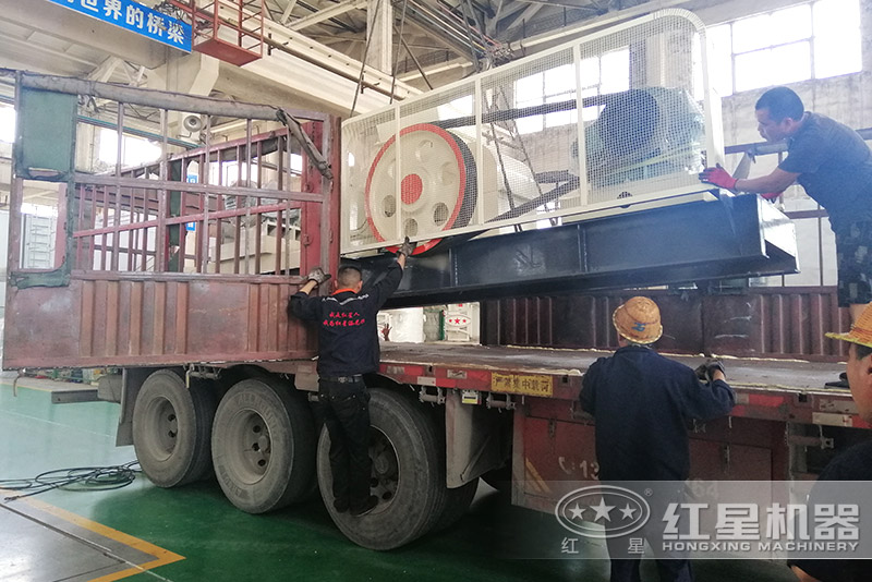 红星机器小型液压对辊破车间直接发货 红星机器小型液压对辊破车间直接发货